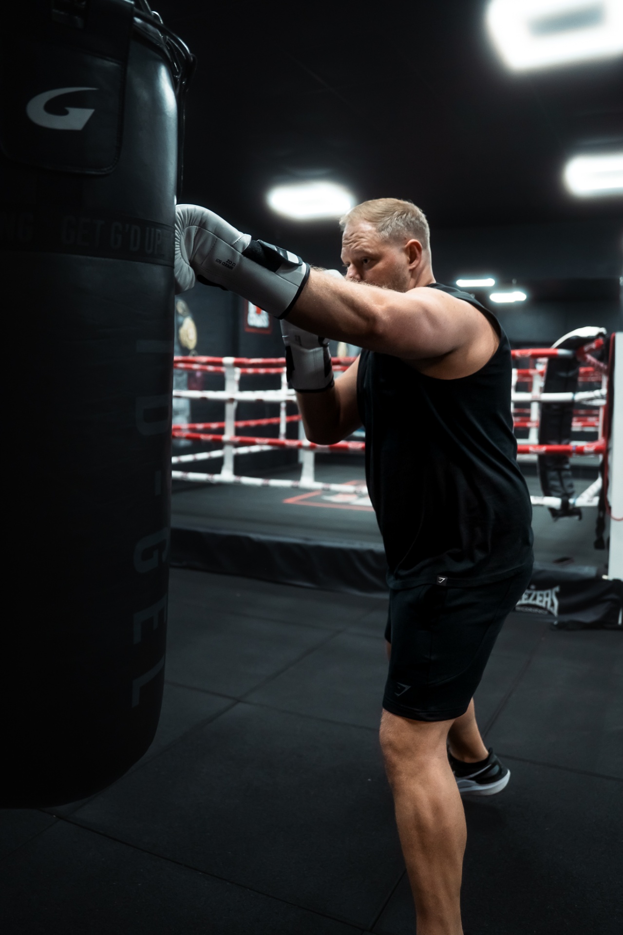 Damien Pearl heavy bag training at Boxcross Gym